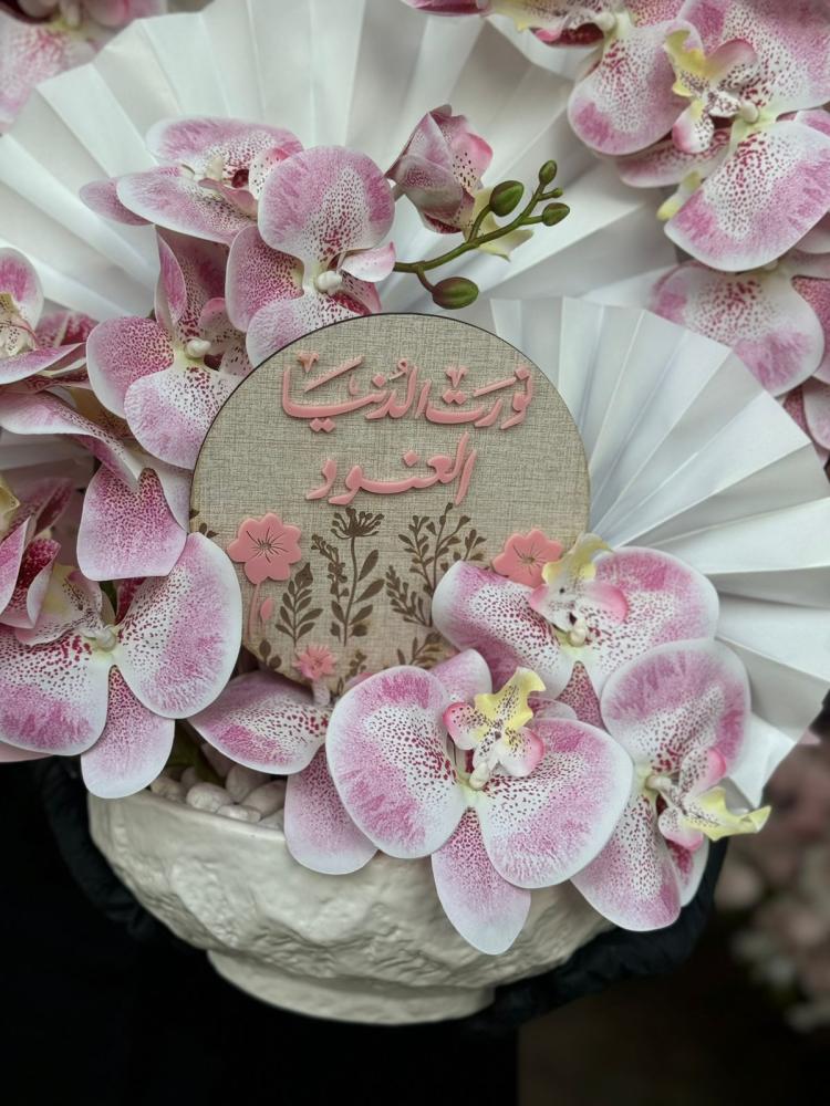 فازة الاسمنت مع ورد الاوركيد
