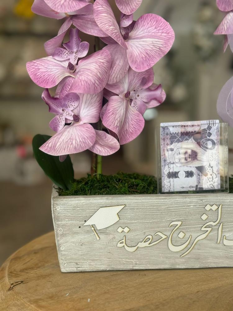 فازة الاسمنت مع ورد الاوركيد والوردة القماشيه