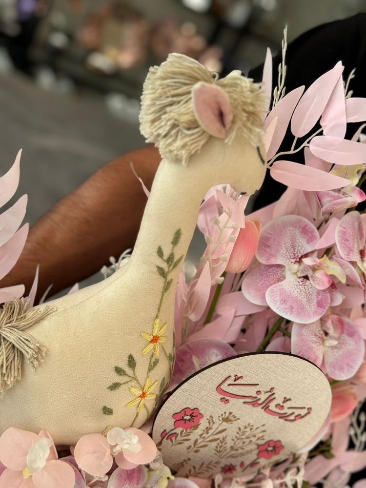 فازة الاكريلك مع الورد الصناعي ودمية تطريز يدوي
