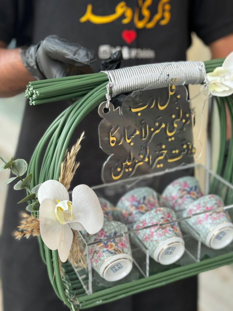 سلة فناجيل مع الاكريلك و ورد الاوركيد