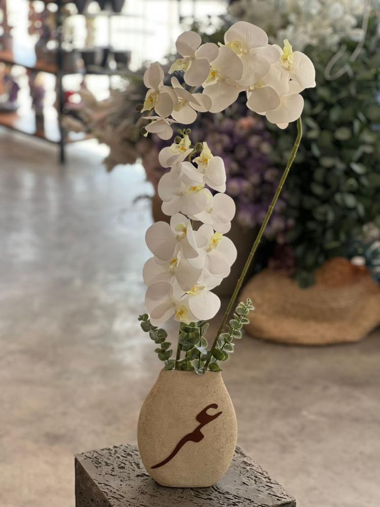 فازة السيراميك مع ورد الاوركيد