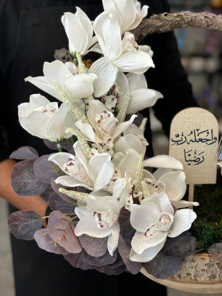 فازة الخشب الطبيعي مع ورد السمبيديوم