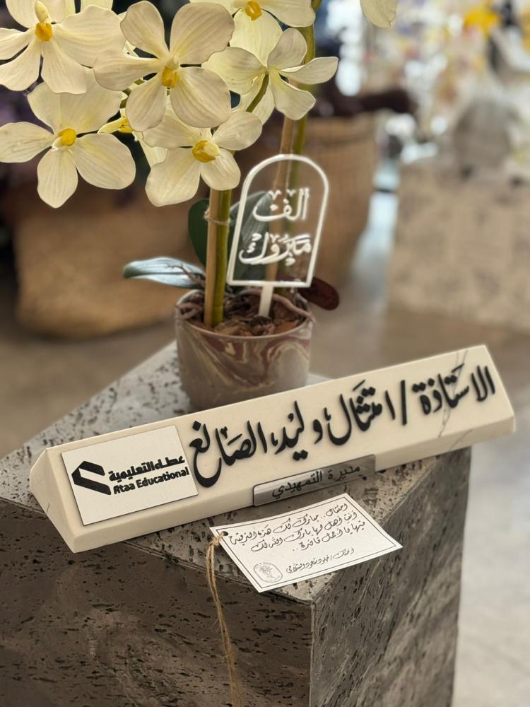 فازة الاسمنت مع ورد السمبيديوم مع ستاند مكتب رخام