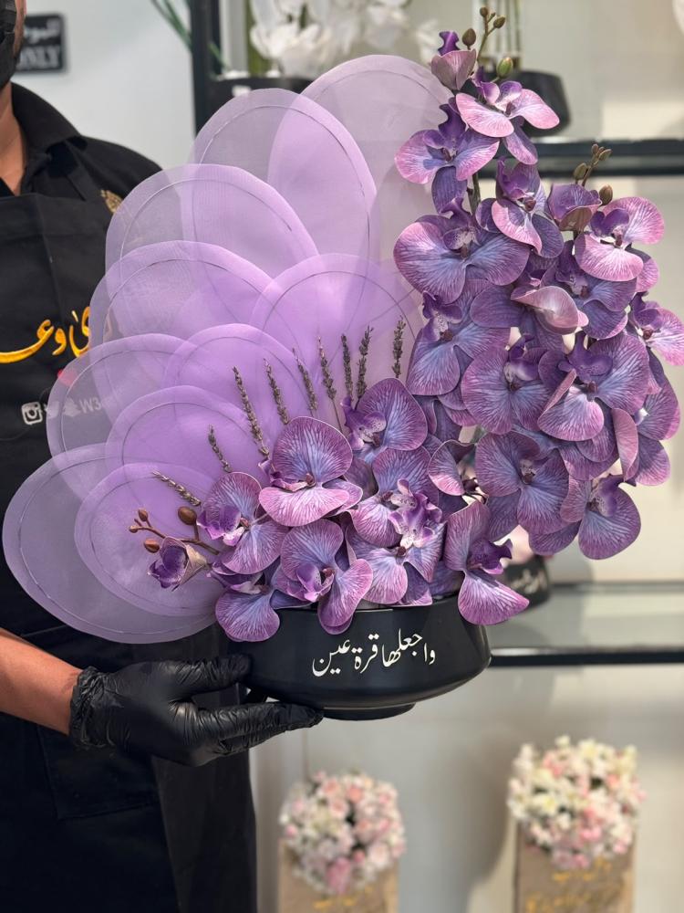 فازة السيراميك مع ورد الاوركيد