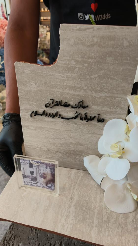 قاعدة السيراميك مع ورد الاوركيد  وحامل المبلغ