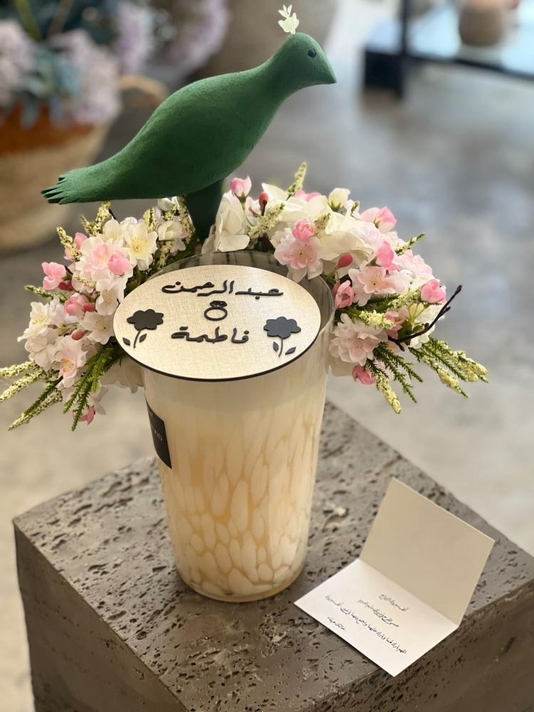 شمعة ذكرى وعد مع الورد الصناعي