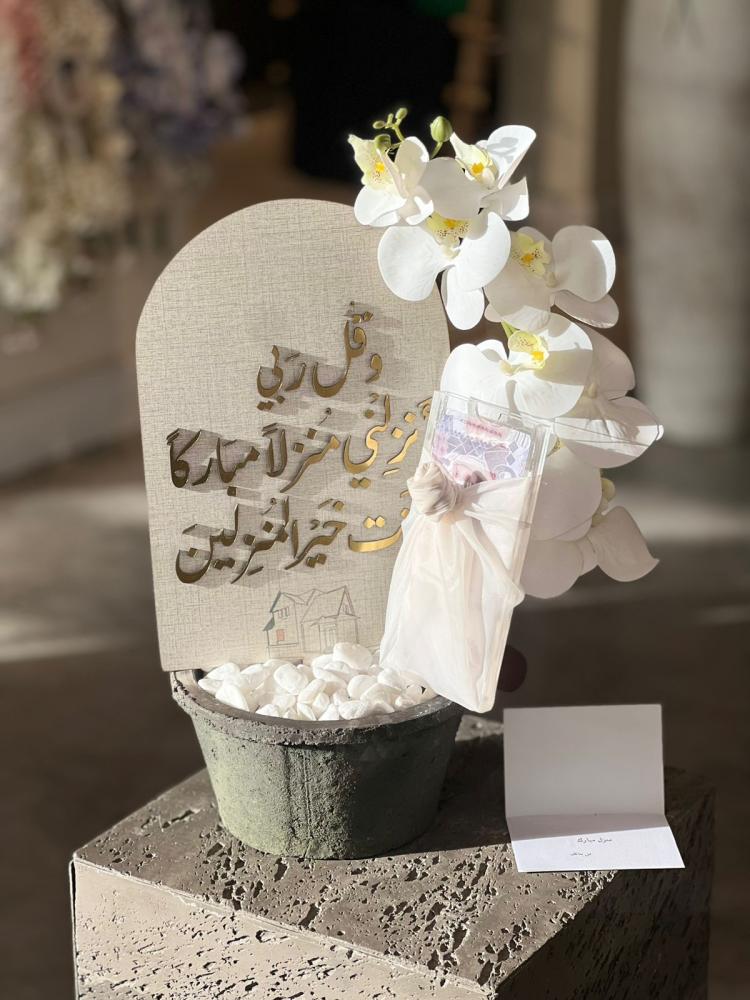 فازة الاسمنت مع ورد الاوركيد