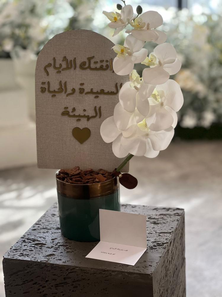 فازة السيراميك مع ورد الاوركيد