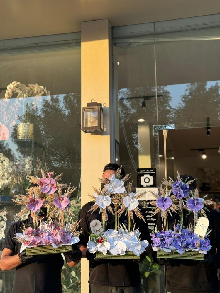 فازة الاغصان مع الاوركيد
