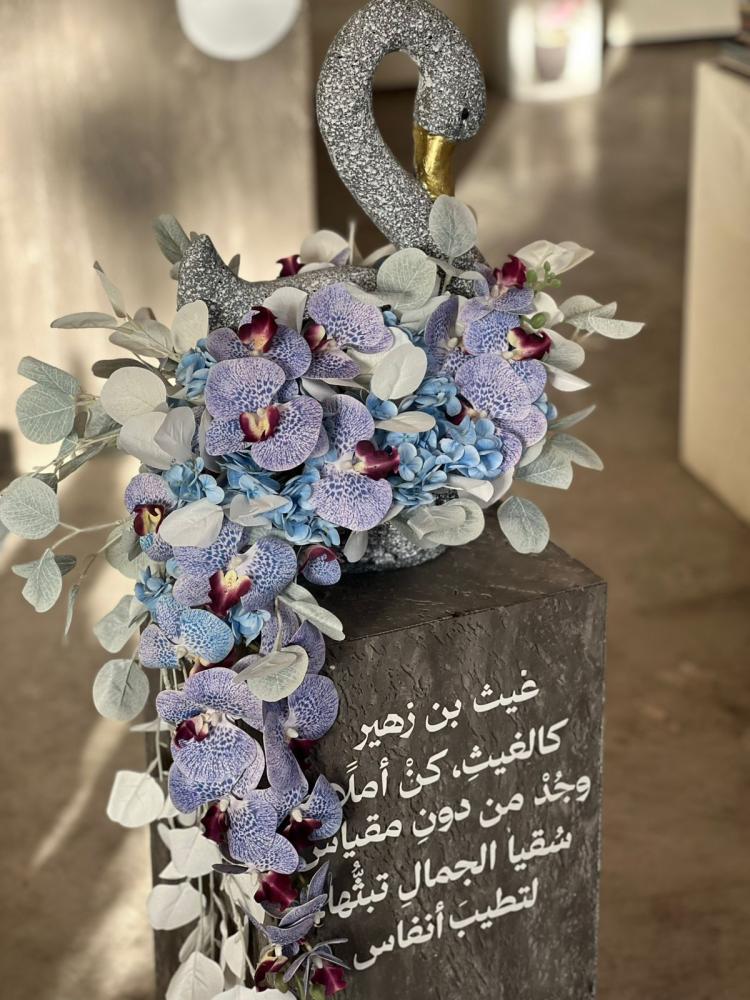 ستاند حجر الفلامنجو و ورد الاوركيد و الورد الصناعي