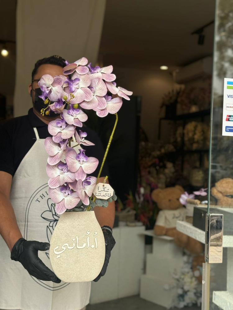 فازة السيراميك مع ورد الاوركيد