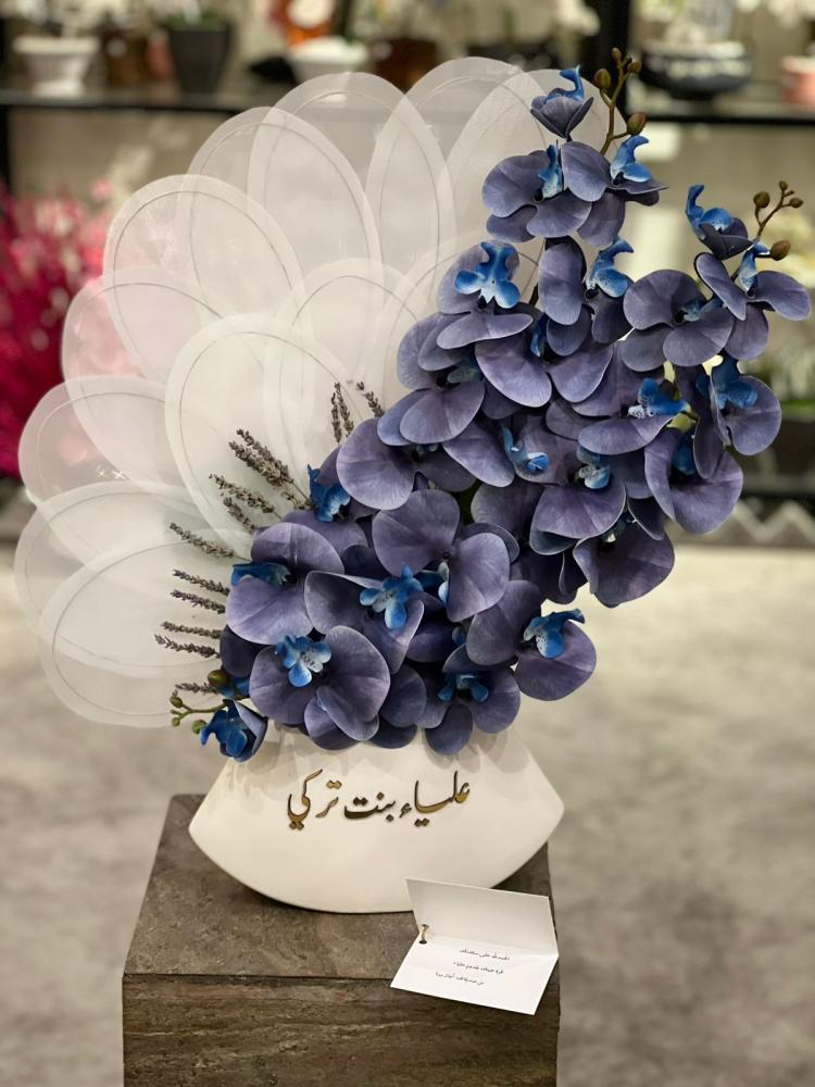 فازة السيراميك مع ورده قماشيه والاوركيد الفاخر