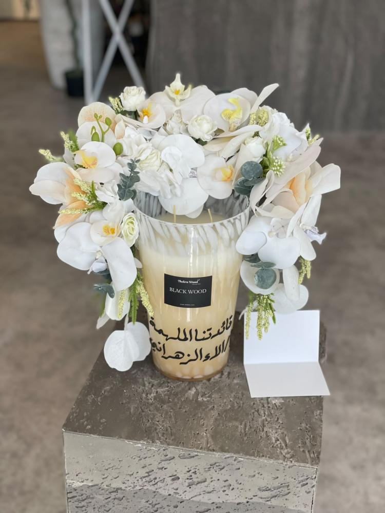 شمعة ذكرى وعد مع الورد الصناعي