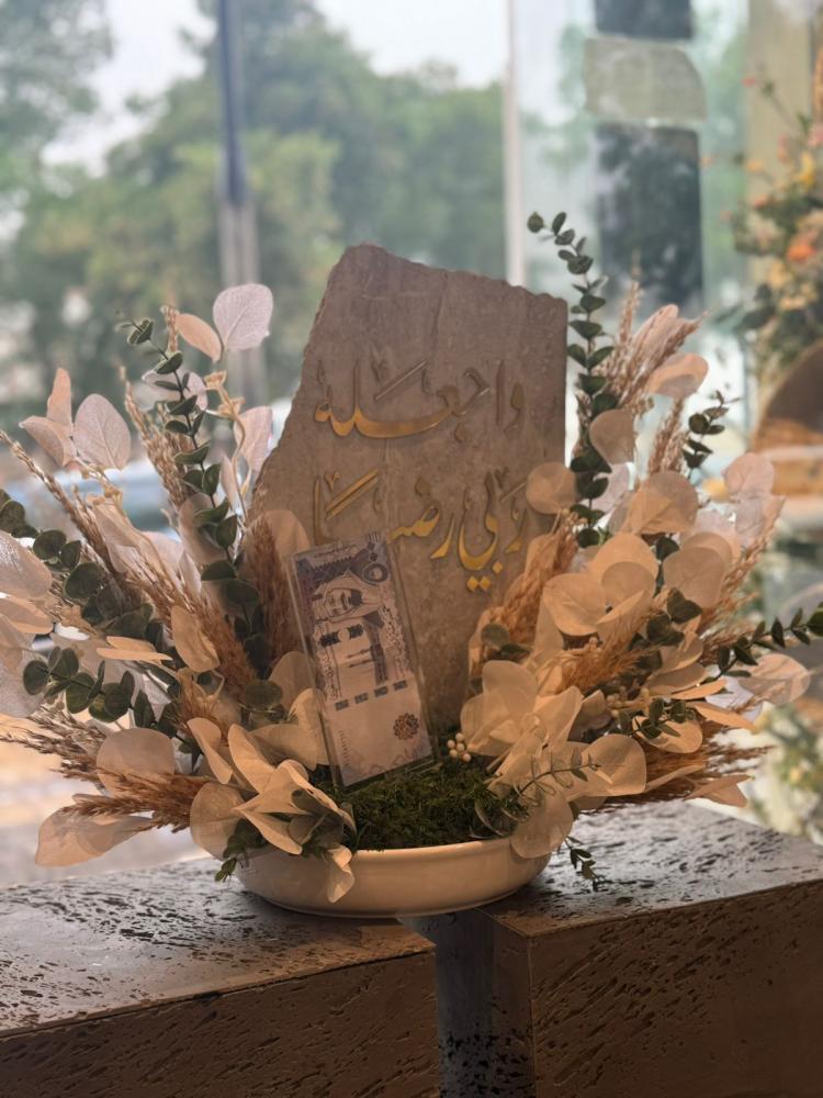فازة السيراميك مع ورد الاوركيد و الورد الصناعي غير شامل حامل المبلغ المالي
