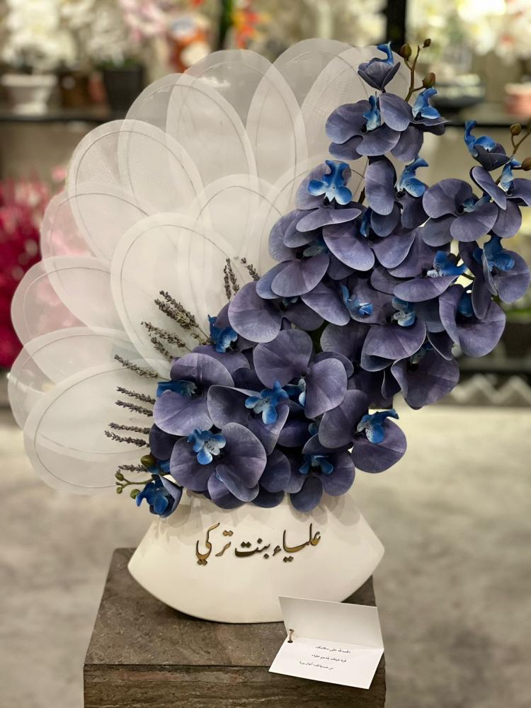فازة السيراميك مع ورده قماشيه والاوركيد الفاخر