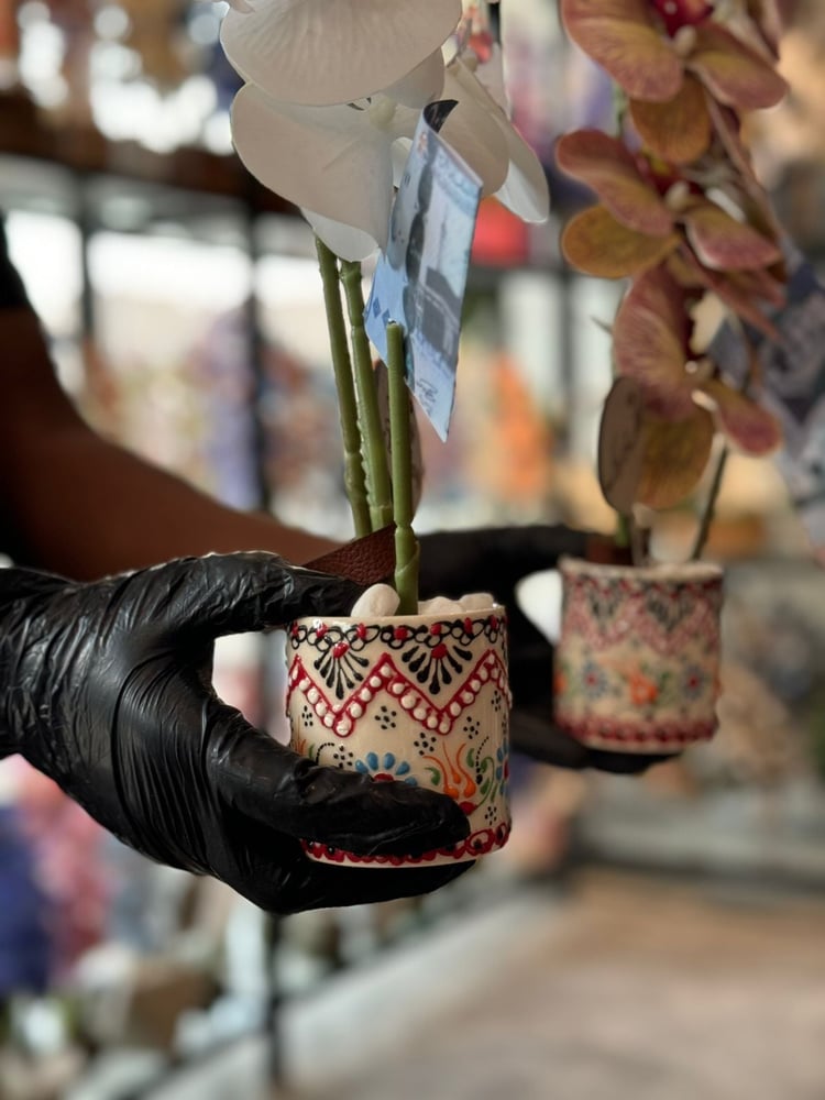 فازة سيراميك مع ورد الاوركيد الفاخر
