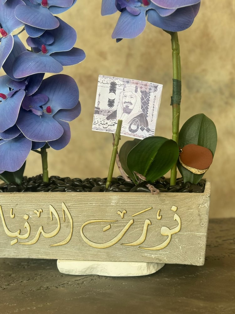 فازة الاسمنت مع ورد الاوركيد
