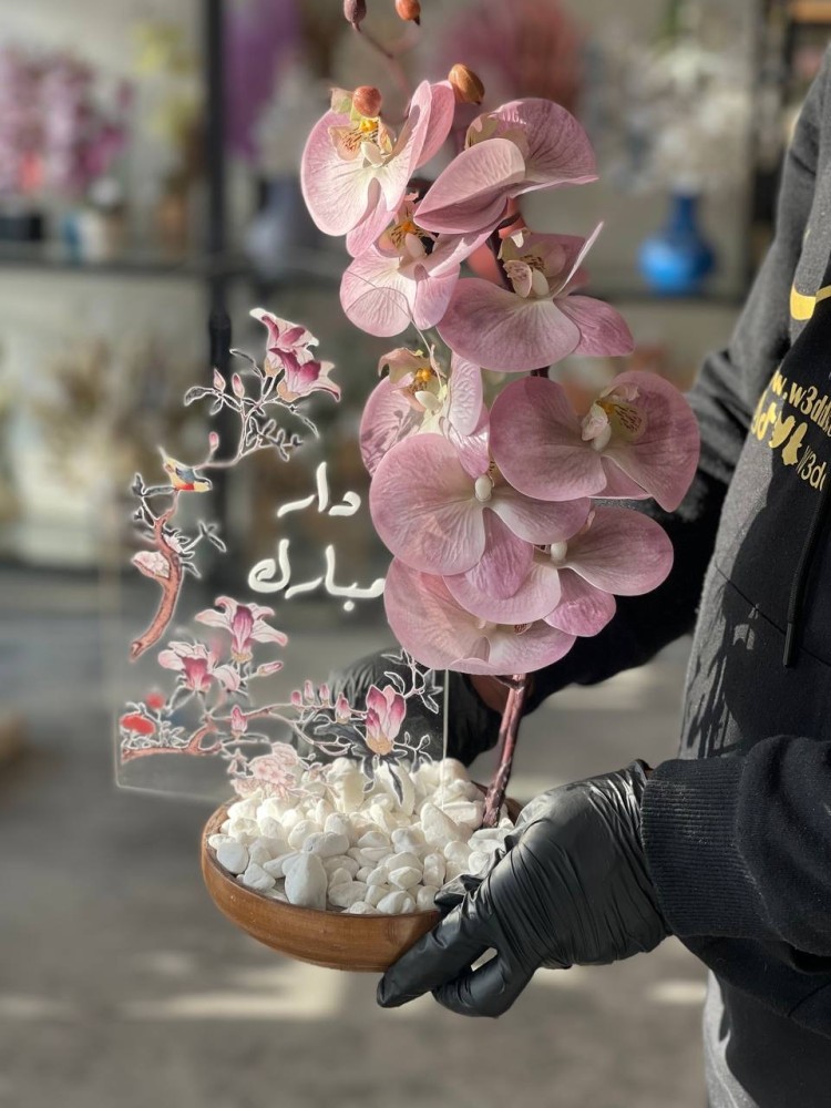 فازه خشب مع ورد الاوركيد الفاخر