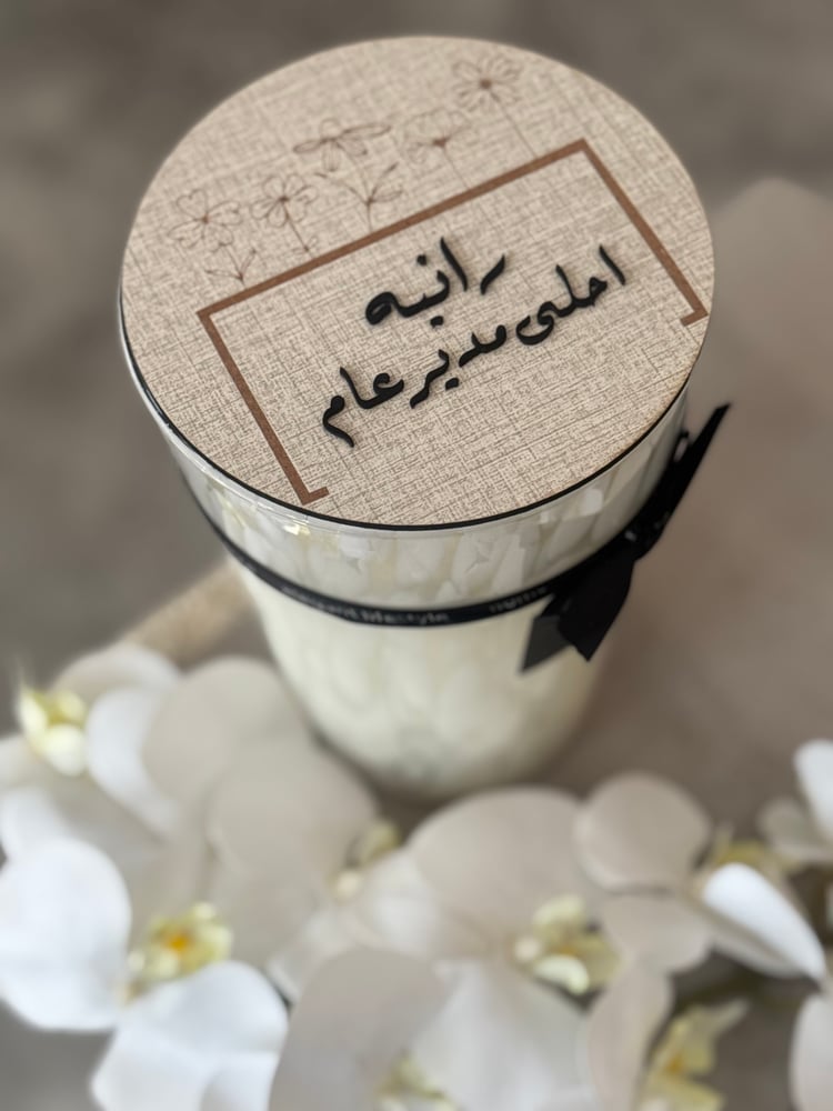 قاعدة حجريه مع ورد الاوركيد وشمعة ذكرى وعد