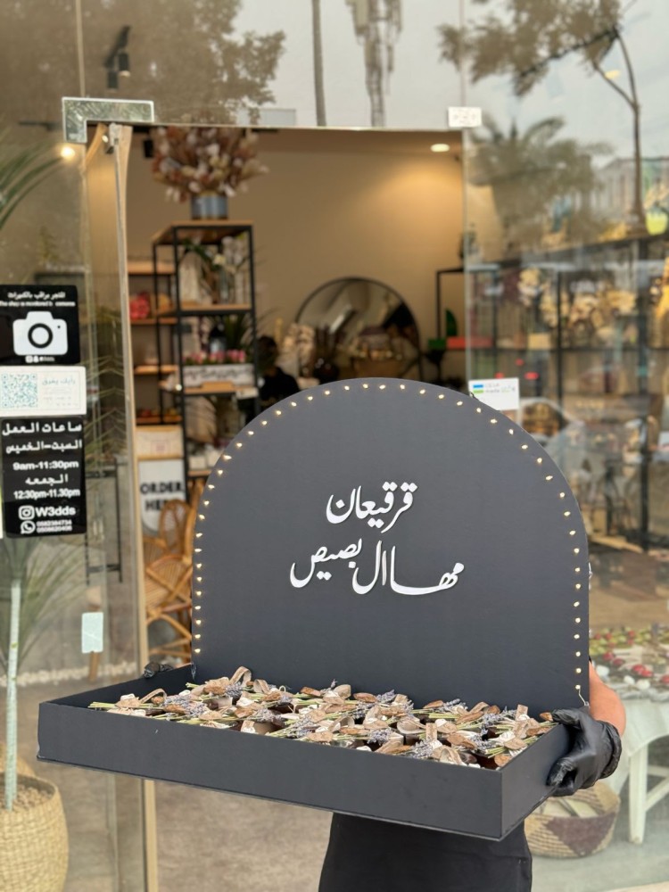 قاعدة فلين  مع الاضائه للتقديم مساحته 72 سم  في 58 سم