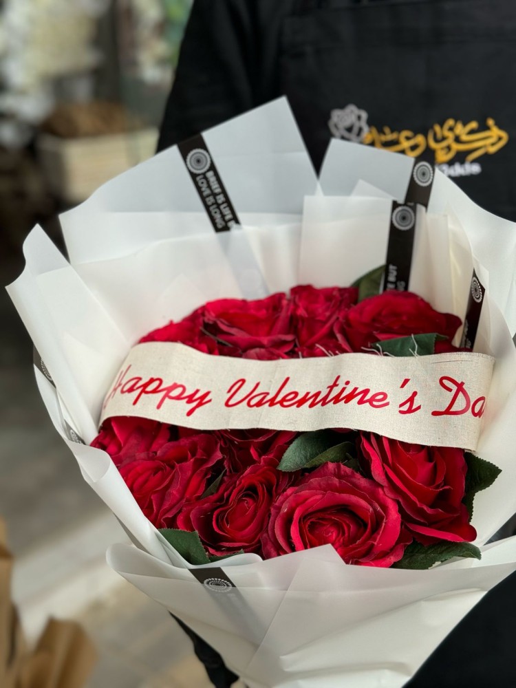 بوكيه يوم الحب بالورد الاحمر الصناعي مع عباره