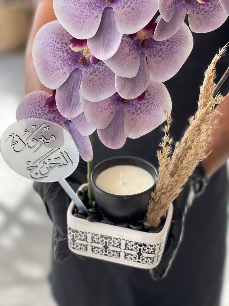 فازة سيراميك مع شمعه الافندر و ورد الاوركيد