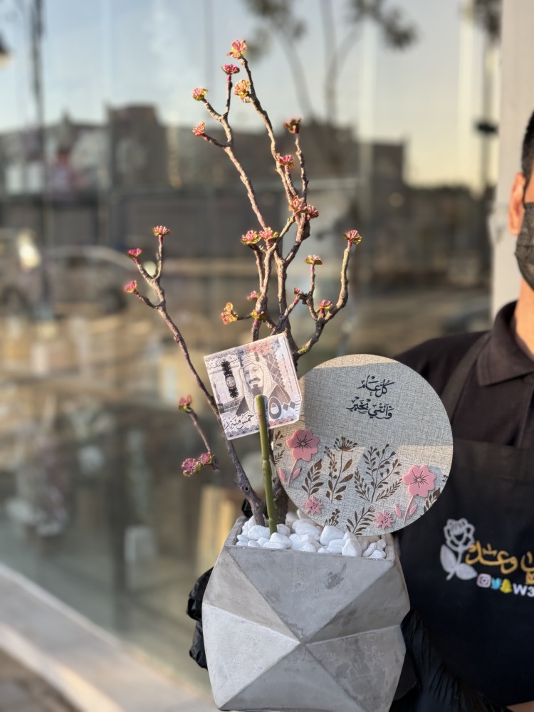 فازة ورد بجذع شجره