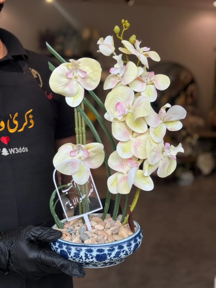 فازة السيراميك مع ورد الاوركيد