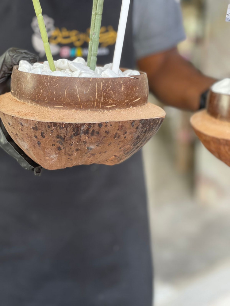 فازة جوز الهند الطبيعي مع ورد الاوركيد