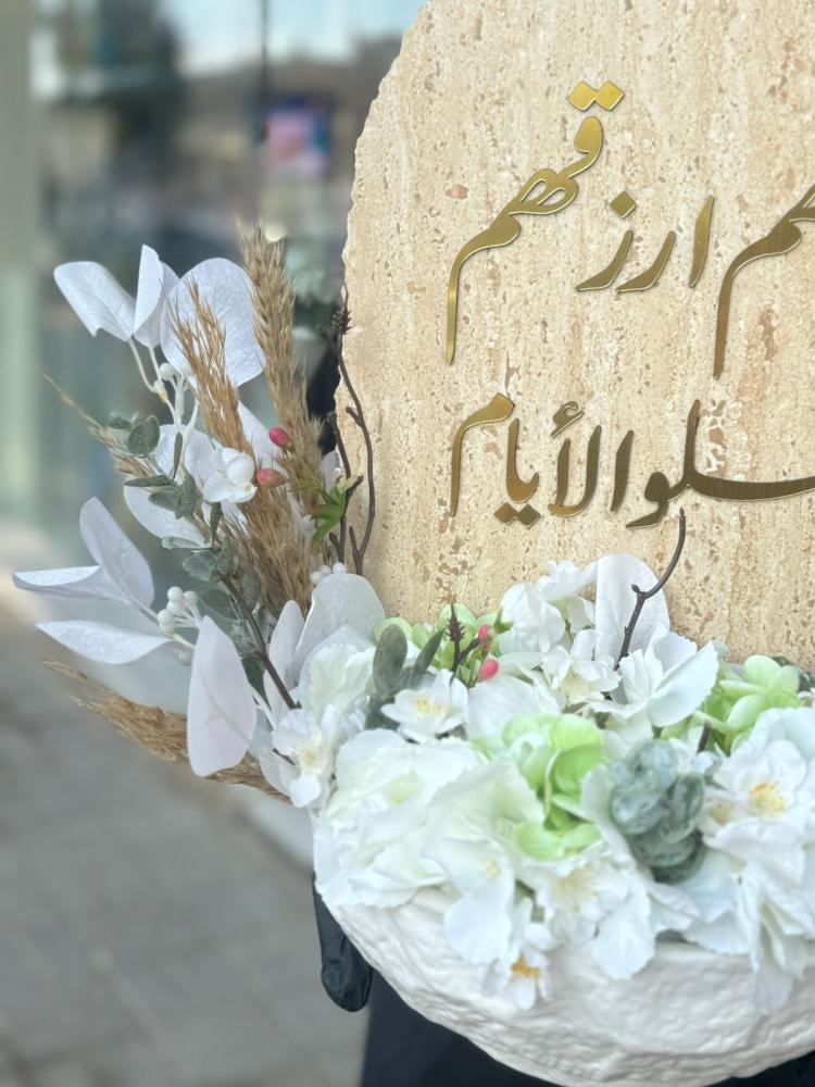 فازة السيراميك مع لوح السراميك والورد الصناعي