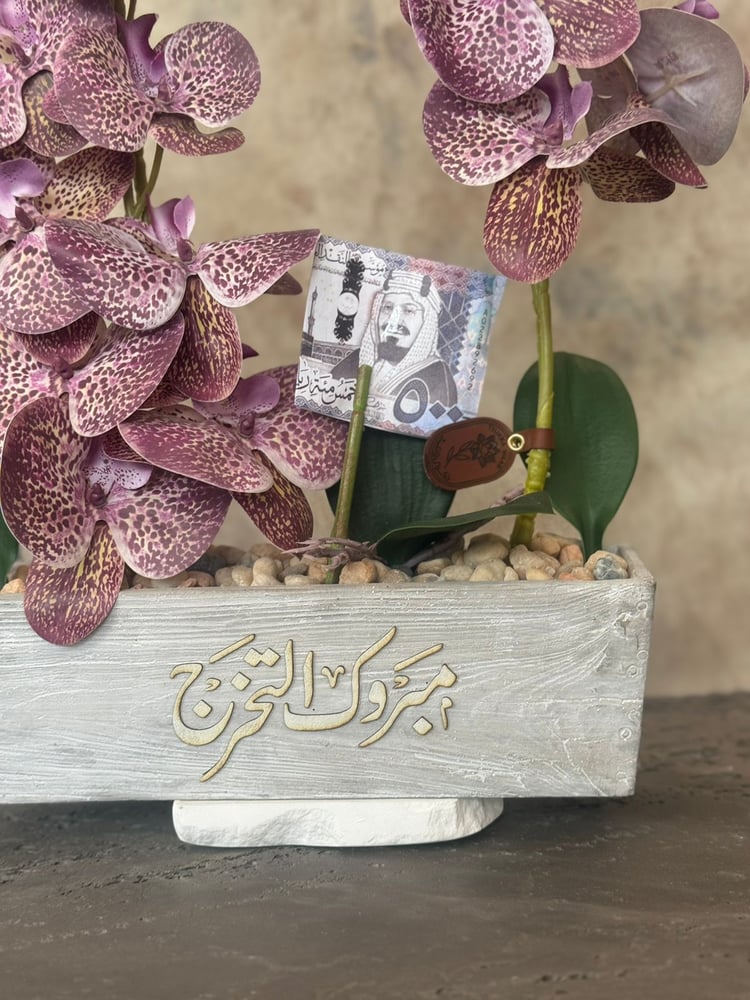 فازة الاسمنت مع ورد الاوركيد