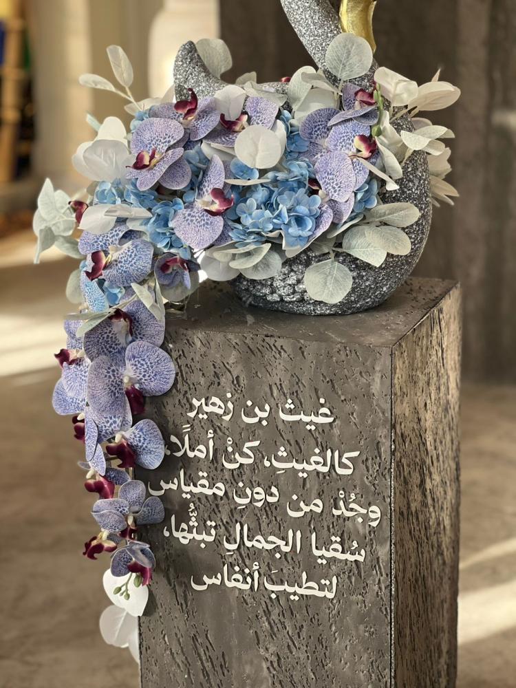 ستاند حجر الفلامنجو و ورد الاوركيد و الورد الصناعي