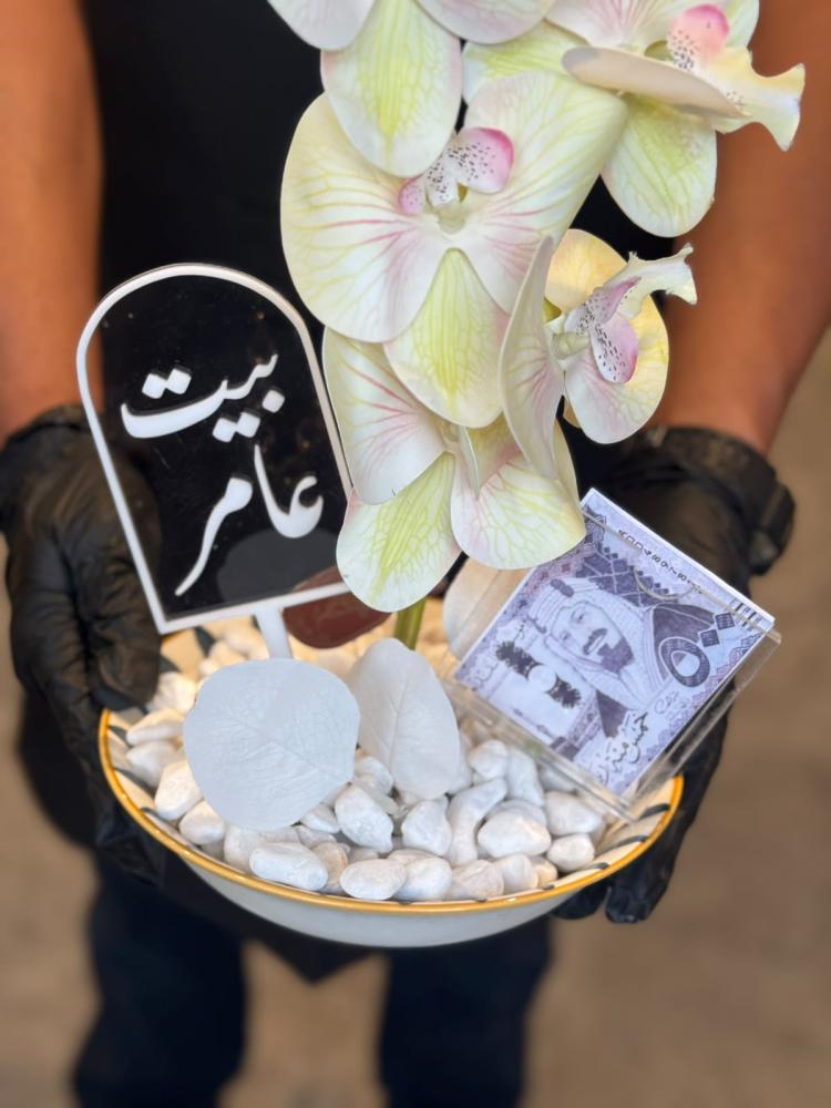 فازة السيراميك مع ورد الاوركيد شامل اكريليك الفلوس