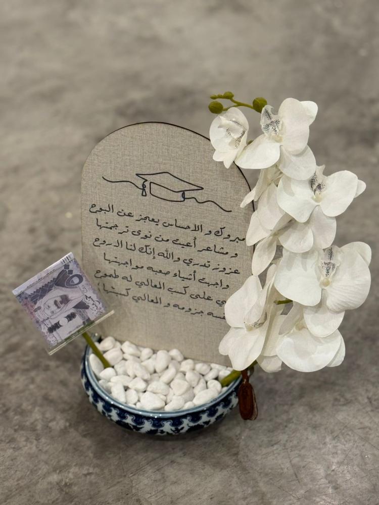 فازة السيراميك مع ورد الاوركيد