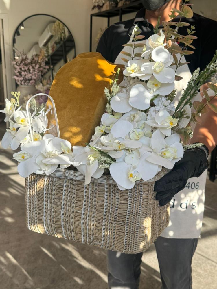 سلة فاخرة بتصميم أنيق مع ورد الاوركيد