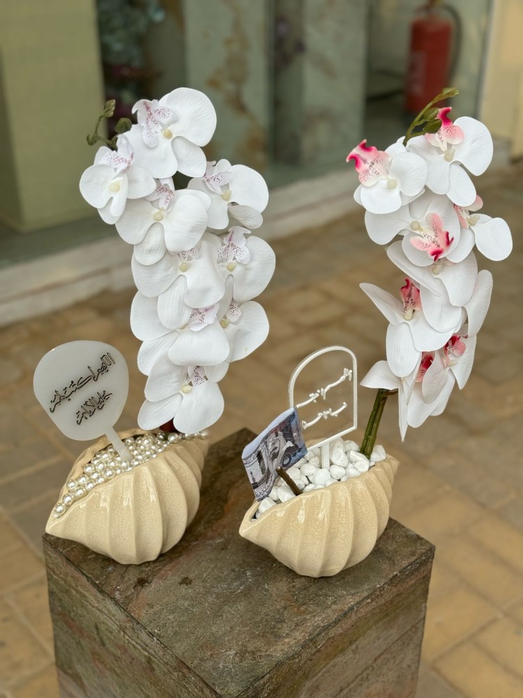Artificial flower vase