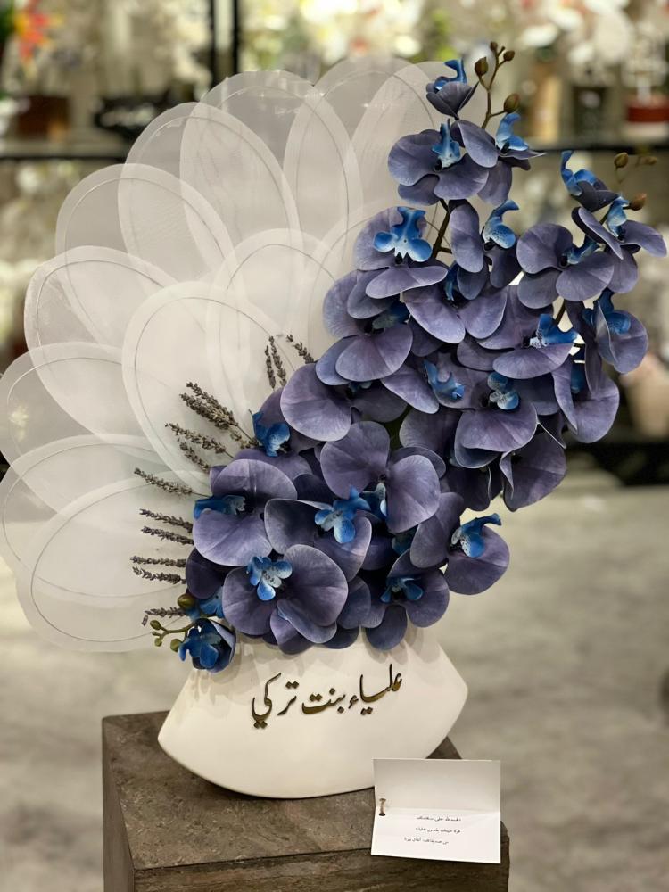 فازة السيراميك مع ورده قماشيه والاوركيد الفاخر
