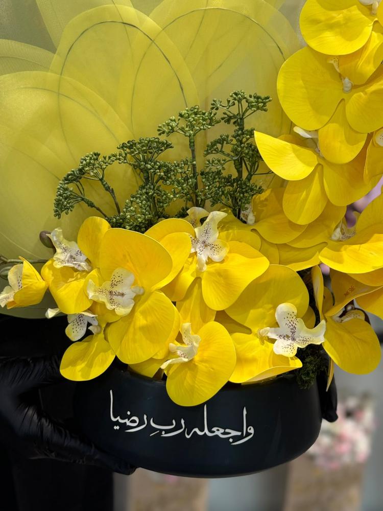 فازة السيراميك مع ورد الاوركيد