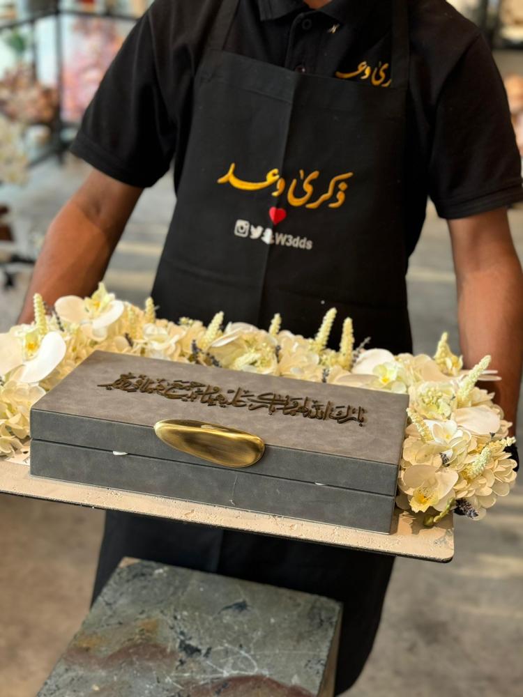 Box for presenting a dowry with luxurious artificial flowers