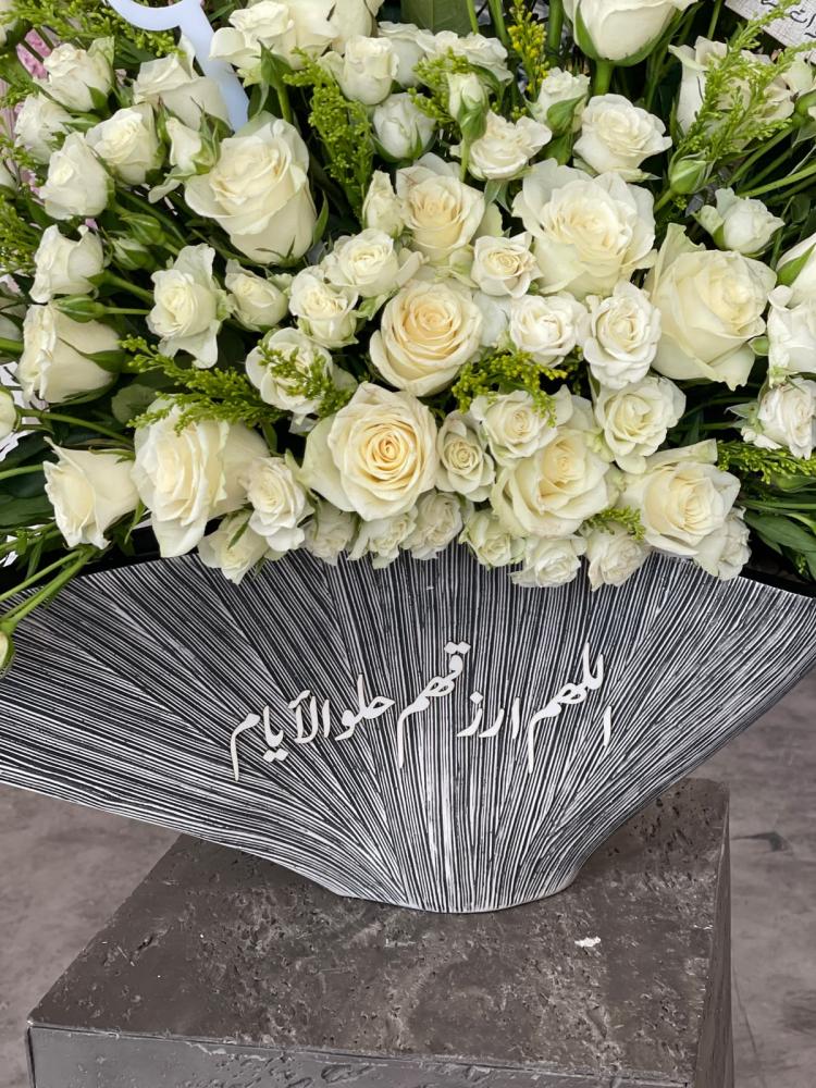 فازة الخزف الحجري مع الورد الطبيعي