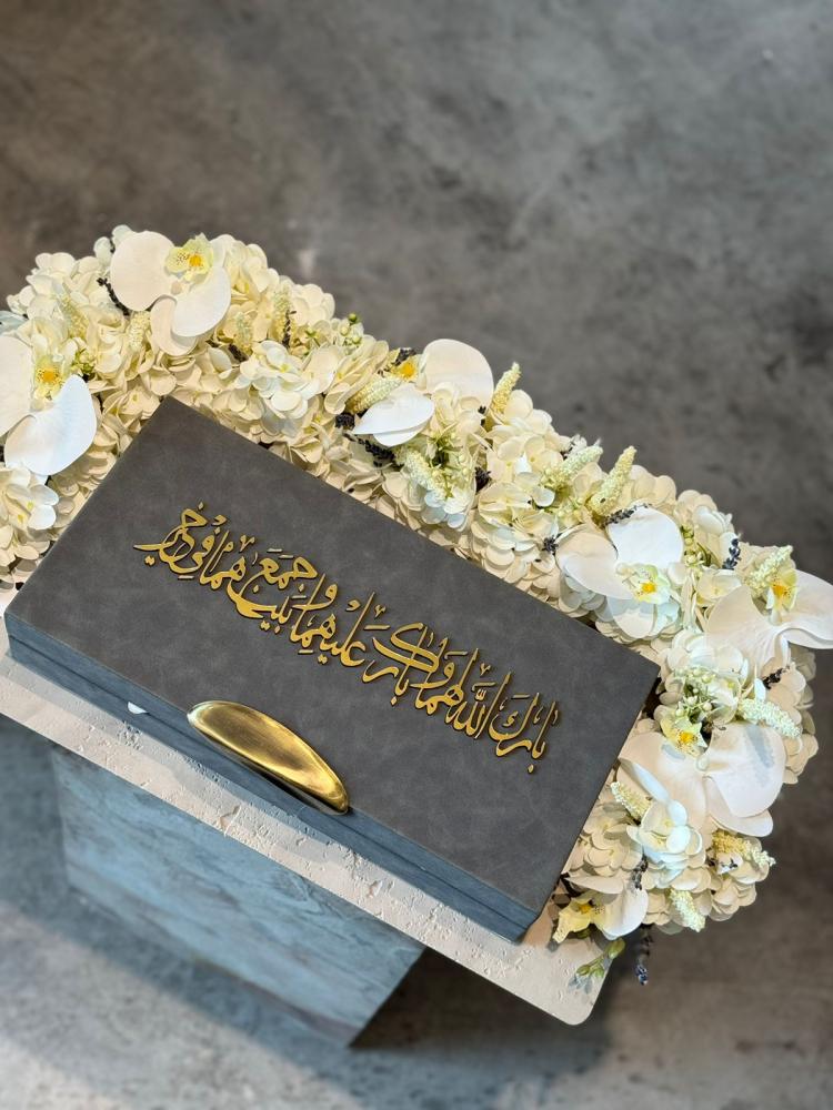 Box for presenting a dowry with luxurious artificial flowers