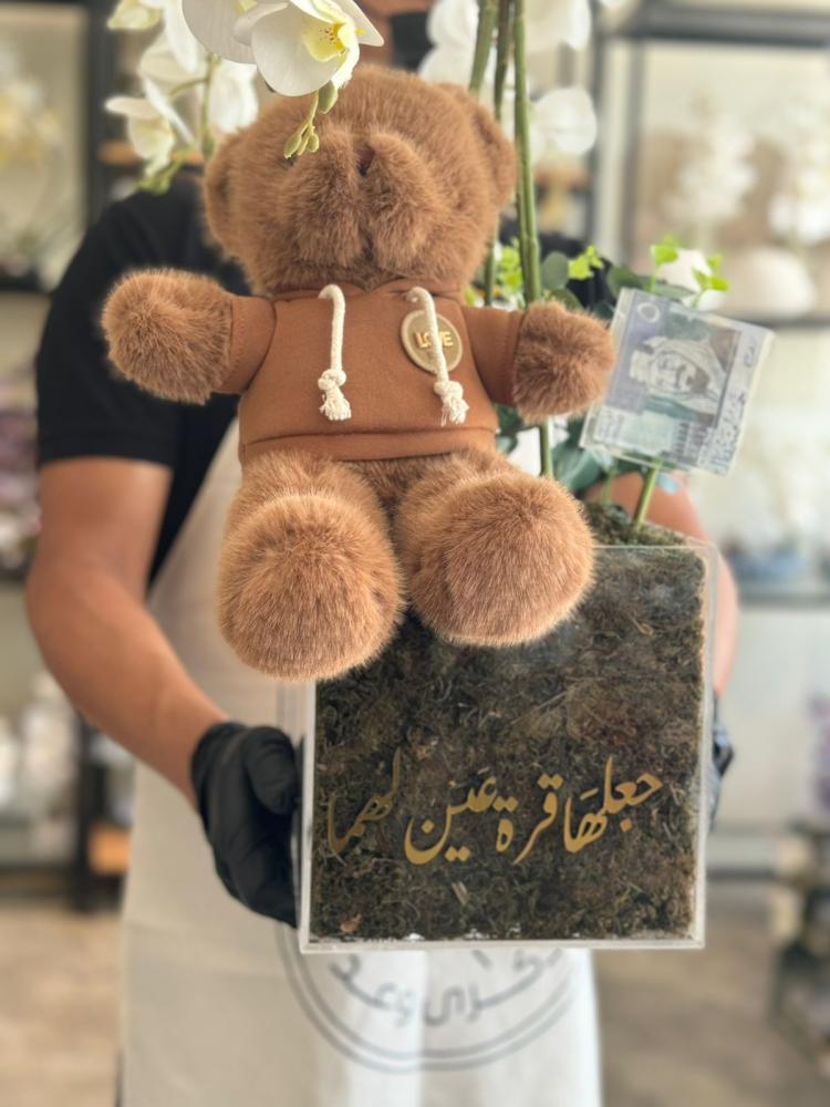 فازة الاكريليك مع دمية و ورد الاوركيد الفاخر و اكريليك للمبلغ المالي