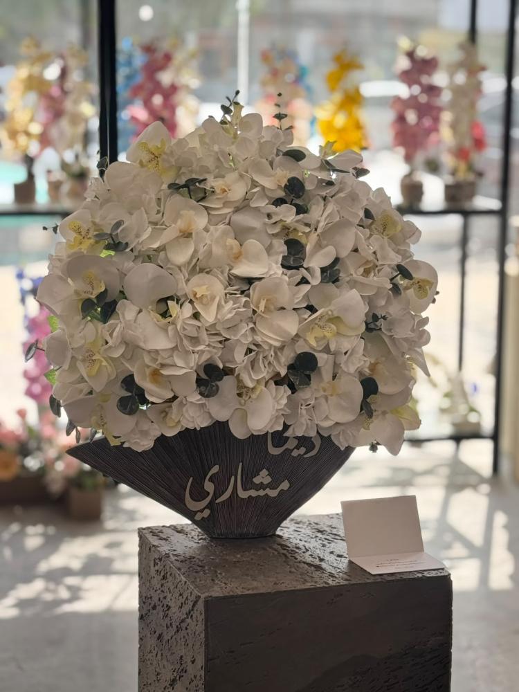 فازة الخزف الحجري مع ورد الاوركيد