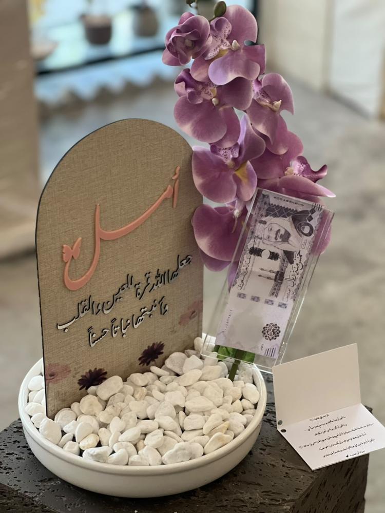 فازة السيراميك مع ورد الاوركيد