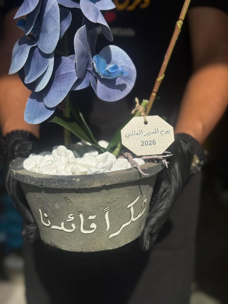 فازة اسمنتية مع ورد الاوركيد
