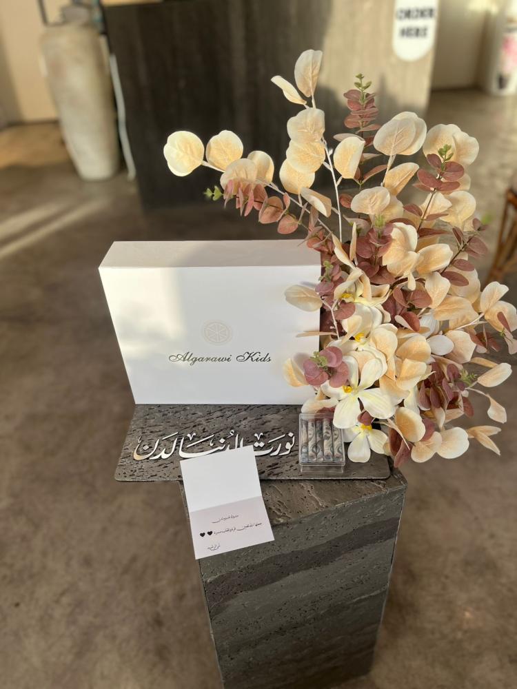 قاعدة حجريه مزينه بالورد الصناعي