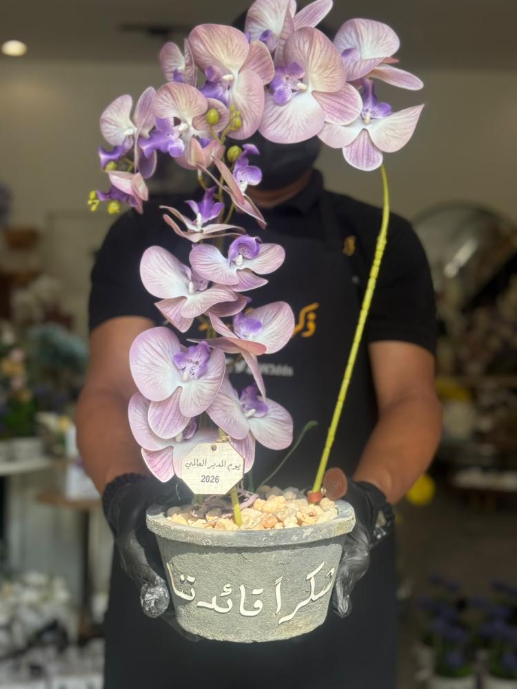 فازة الاسمنت مع ورد الاوركيد