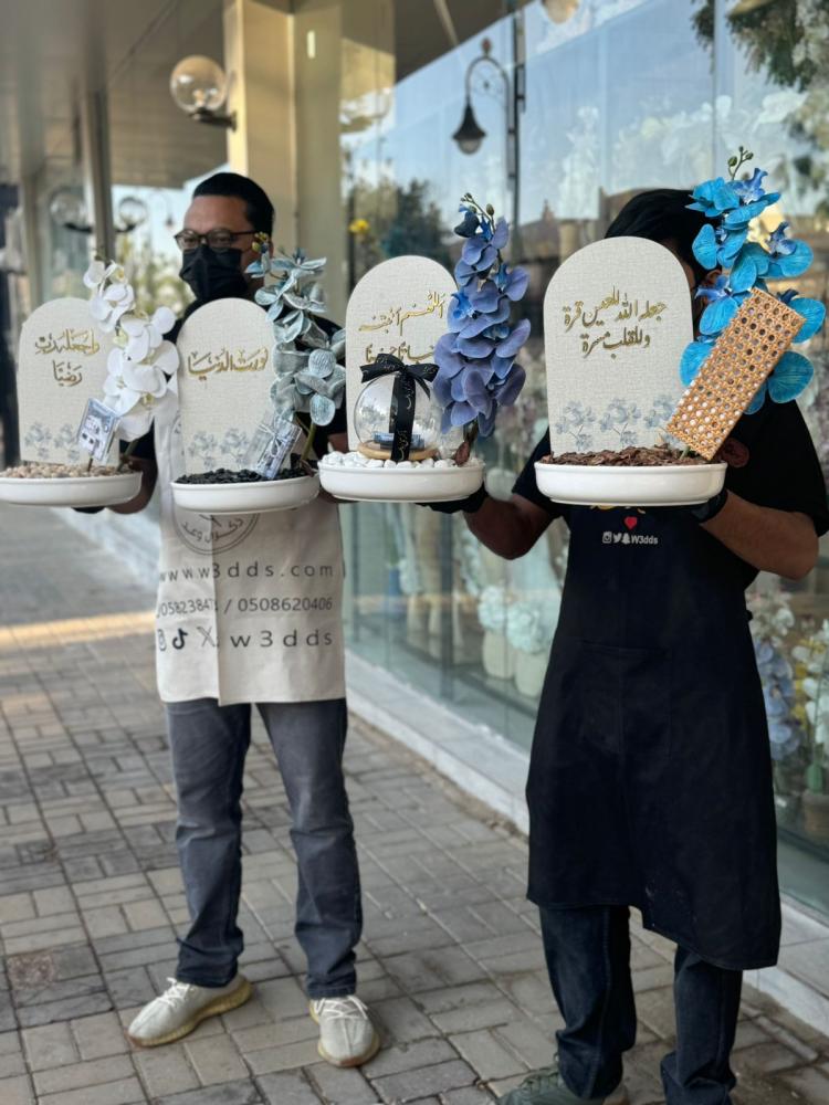 فازة السيراميك مع اللوح الخشبي والاوركيد