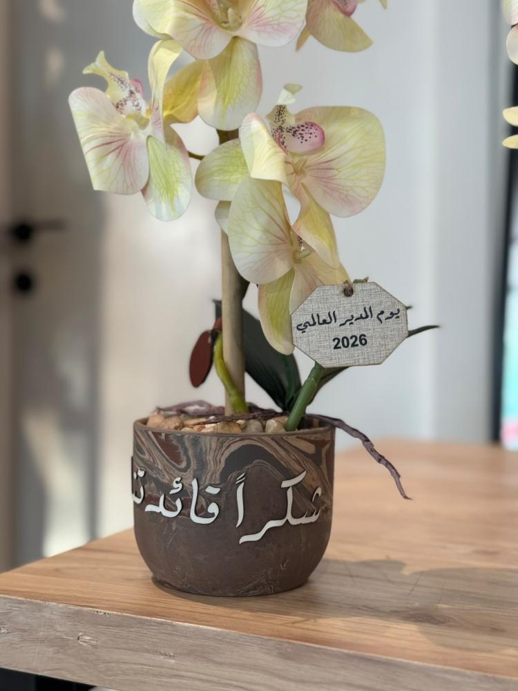 فازة الاسمنت مع ورد الاوركيد الفاخر