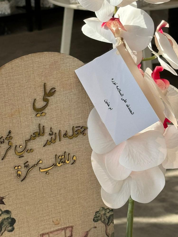 فازة الخشب الطبيعي مع الاوركيد